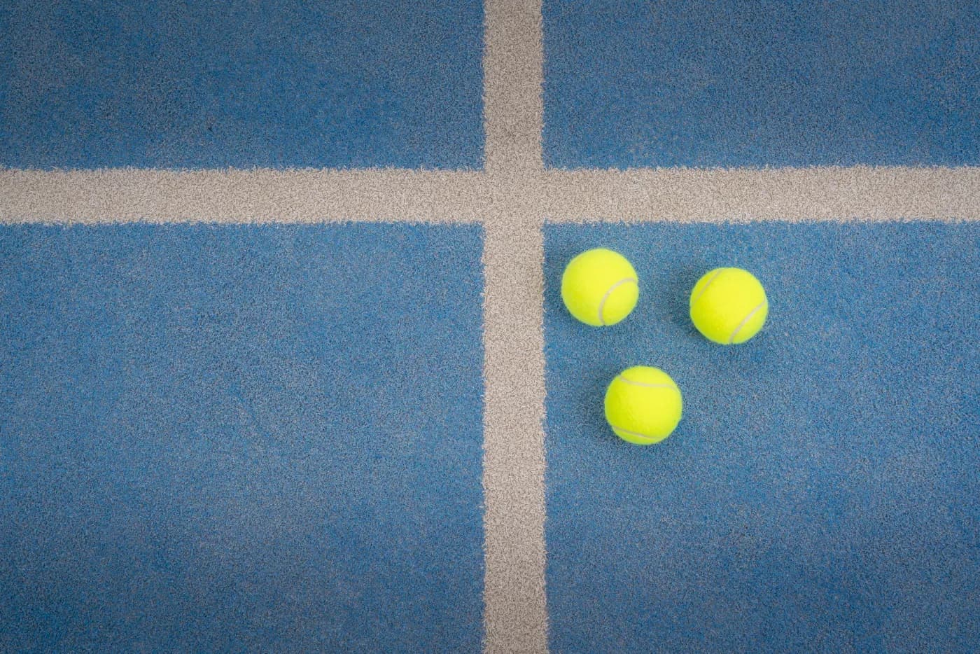 Court de padel vu du dessus avec des balles
