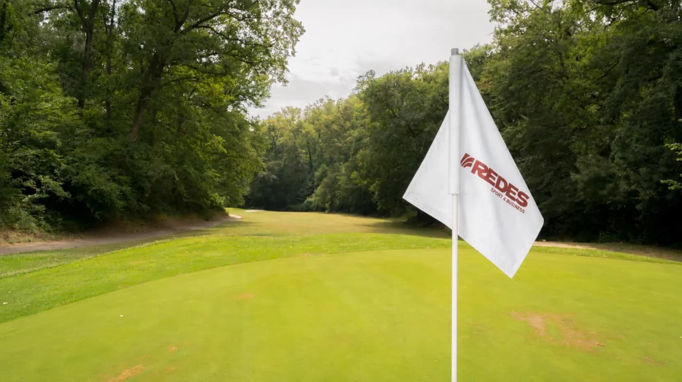 Drapeau REDES sur un green de golf