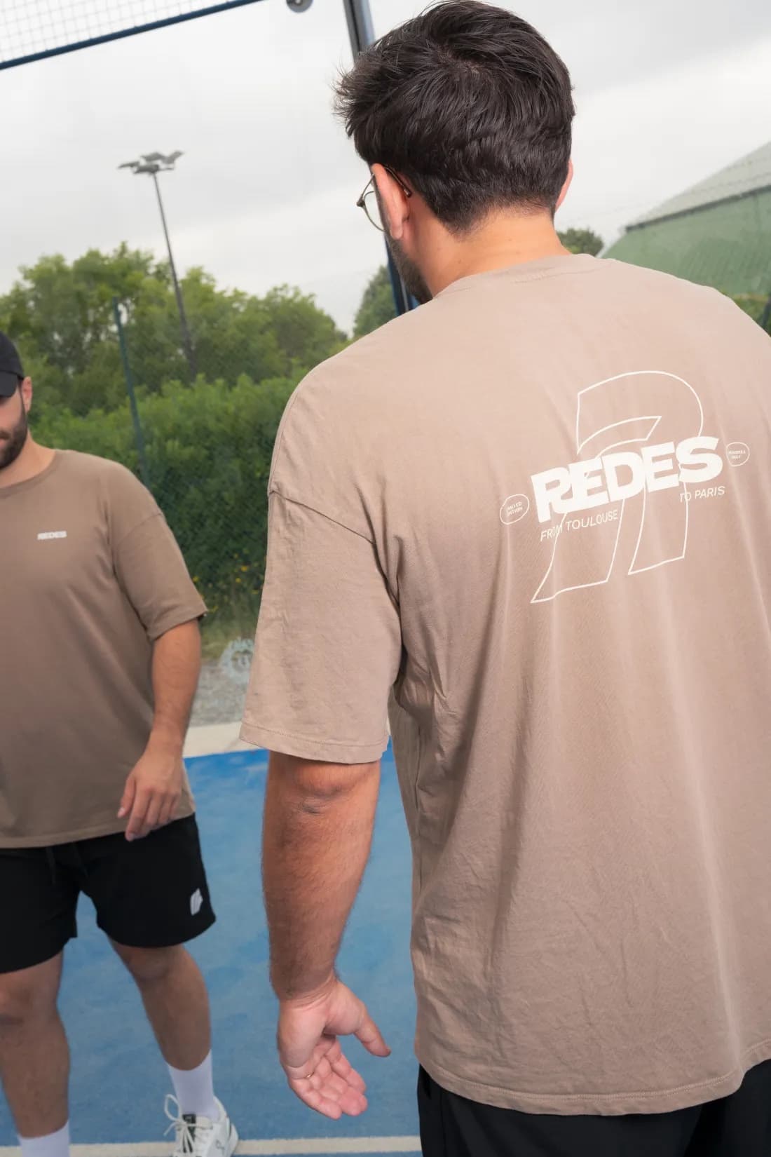 Membres REDES de dos, textile du réseau