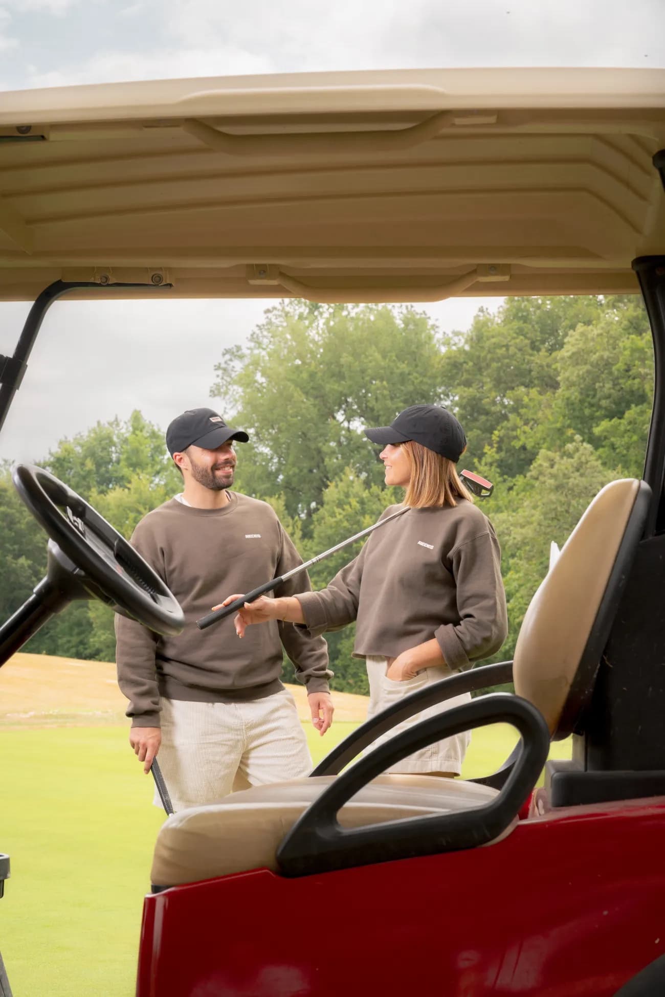 Deux membres REDES près d’une voiturette de golf