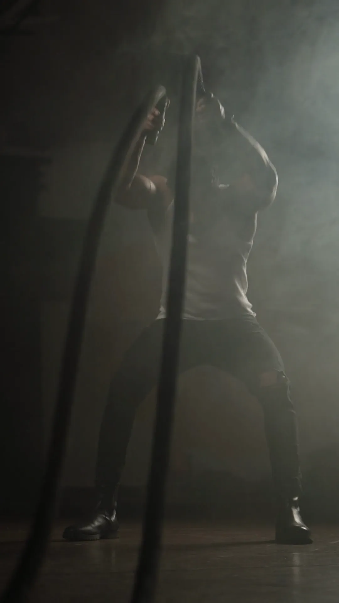 Séance de cordes ondulatoires dans une salle d’entraînement