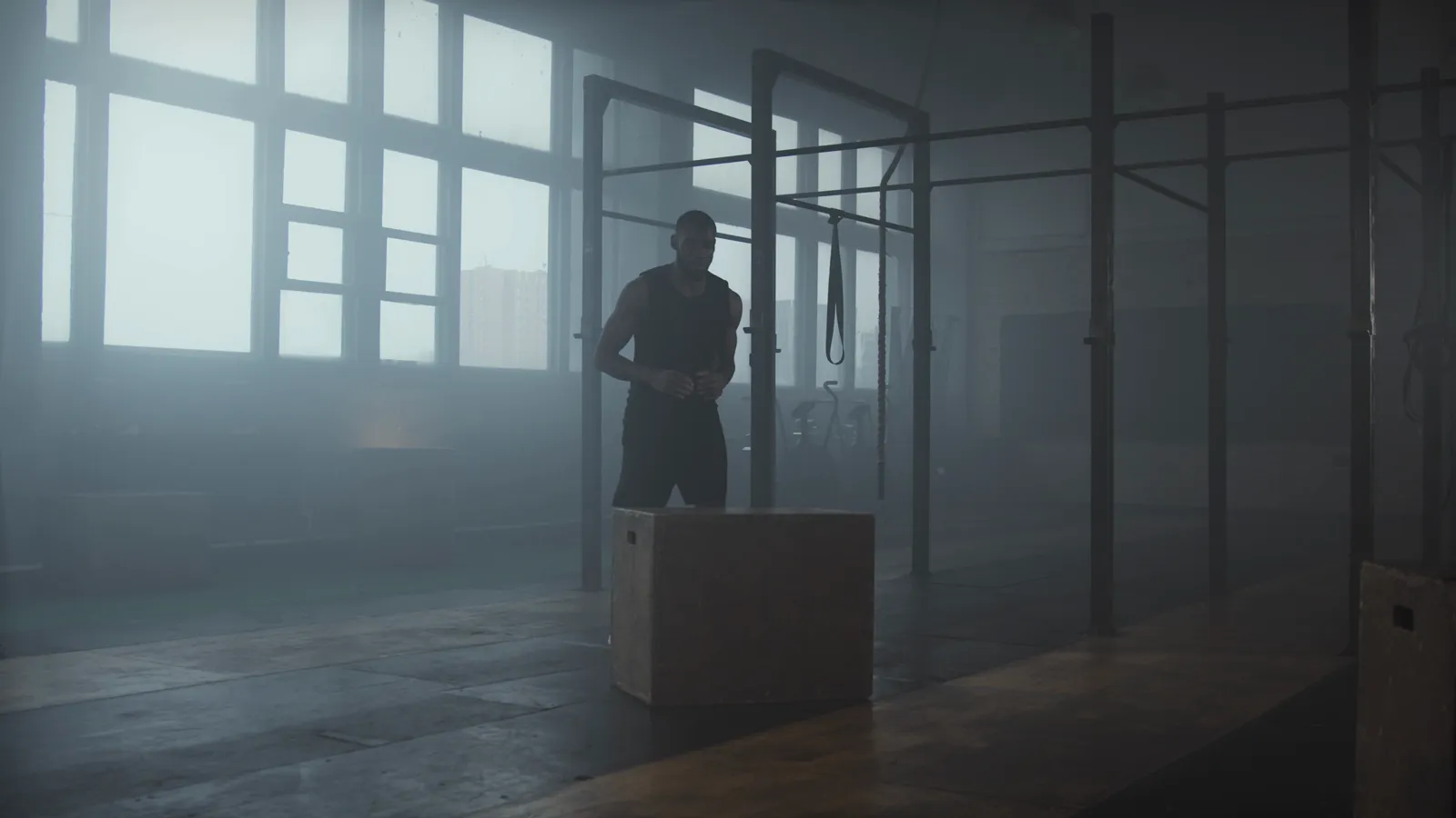 Salle d’entraînement avec box de saut et barres